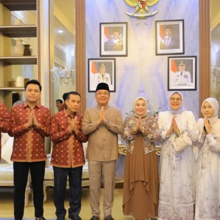 Cik Ujang Open House Idulfitri di Rumah Dinas Wagub, Masyarakat Antusias Bersilaturahmi