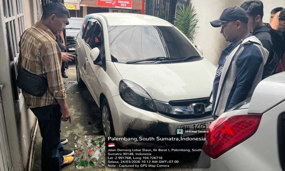 Dini Hari Rumah Warga Dilempar Diduga Bom Molotov, 2 Pelaku Terekam CCTV Kini Diburu Polisi