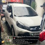 Dini Hari Rumah Warga Dilempar Diduga Bom Molotov, 2 Pelaku Terekam CCTV Kini Diburu Polisi