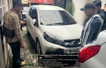 Dini Hari Rumah Warga Dilempar Diduga Bom Molotov, 2 Pelaku Terekam CCTV Kini Diburu Polisi