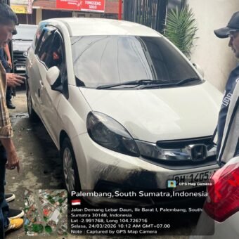 Dini Hari Rumah Warga Diduga Dilempar Bom Molotov, 2 Pelaku Terekam CCTV Kini Diburu Polisi Dini Hari Rumah Warga Dilempar Diduga Bom Molotov, 2 Pelaku Terekam CCTV Kini Diburu Polisi