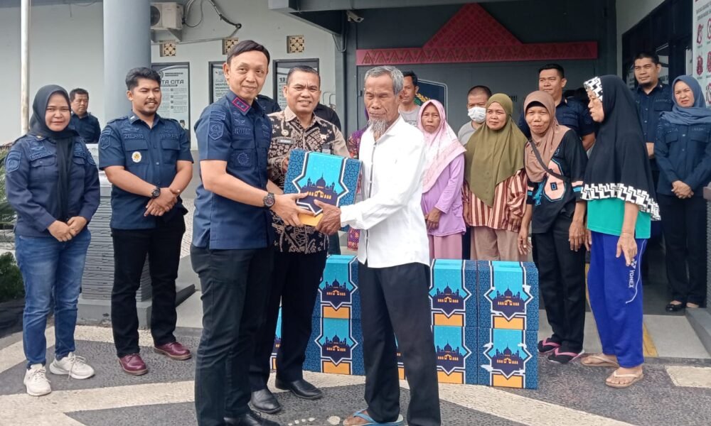 Wujud Kepedulian, Rutan Palembang Berikan Bantuan Sosial untuk Keluarga Warga Binaan dan Warga Sekitar