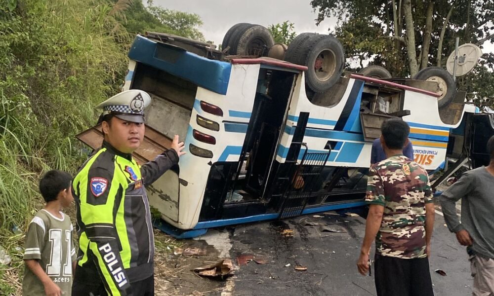 Diduga Tak Kuat Menanjak, Terguling di Jalan Banding Agung OKU Selatan, Nyaris Masuk Danau Ranau