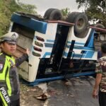 Diduga Tak Kuat Menanjak, Terguling di Jalan Banding Agung OKU Selatan, Nyaris Masuk Danau Ranau