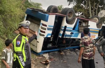Diduga Tak Kuat Menanjak, Terguling di Jalan Banding Agung OKU Selatan, Nyaris Masuk Danau Ranau