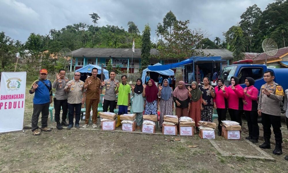 Polres OKU Selatan Salurkan Bantuan dan Siagakan Personel di Lokasi Bencana Banjir Bandang dan Longsor