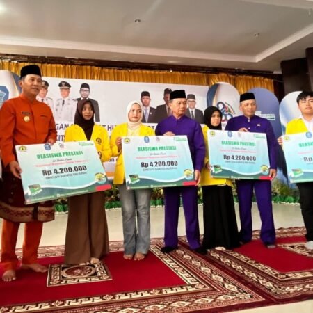 Bank Sumsel Babel Syariah Kucurkan Beasiswa Rp16,8 Juta bagi Empat Mahasiswa Institut di Sungailiat Bank Sumsel Babel Syariah Kucurkan Beasiswa Rp16,8 Juta bagi Empat Mahasiswa Institut di Sungailiat