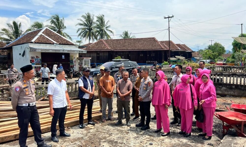 Perkuat Solidaritas Sosial, Kapolres OKU Selatan dan Bhayangkari Bantu Korban Kebakaran
