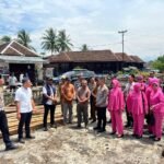 Perkuat Solidaritas Sosial, Kapolres OKU Selatan dan Bhayangkari Bantu Korban Kebakaran