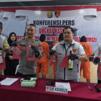 Miras Oplosan di Ruko Banyuasin Dibongkar Polda Sumsel, Barang Bukti Senilai Rp620 Juta Disita Minuman Keras Oplosan di Ruko Banyuasin Dibongkar Polda Sumsel, Barang Bukti Senilai Rp620 Juta Disita