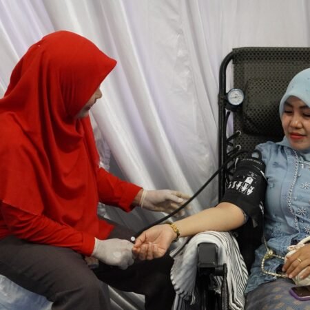 Menurut dia, layanan cek kesehatan gratis dapat menjadi pintu awal bagi masyarakat untuk memahami kondisi kesehatannya.