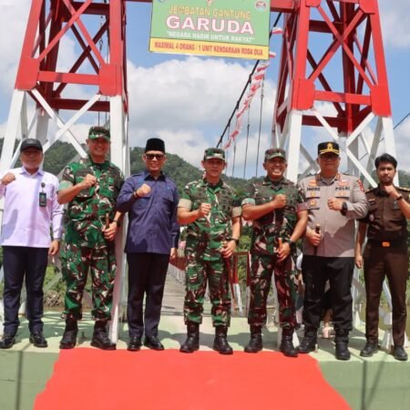 Jembatan Gantung Garuda di OKU Diresmikan, Danrem 044/Gapo: Bukti Nyata Sinergi untuk Rakyat Jembatan Gantung Garuda di OKU Diresmikan, Danrem 044/Gapo: Bukti Nyata Sinergi untuk Rakyat