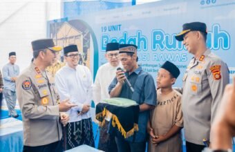 Momen Haru di Musi Rawas: Kapolda Sumsel Terima Hadiah Gethuk Buatan Warga Korban Kebakaran