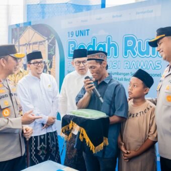 Momen Haru di Musi Rawas, Kapolda Sumsel Terima Hadiah Gethuk Buatan Warga Korban Kebakaran Momen Haru di Musi Rawas: Kapolda Sumsel Terima Hadiah Gethuk Buatan Warga Korban Kebakaran