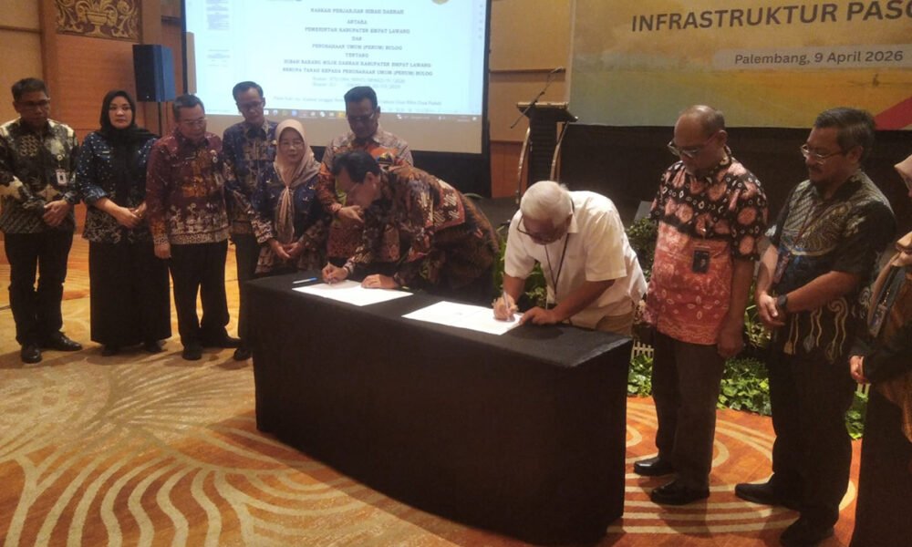 Wakil Bupati Banyuasin Netta Indian menandatangani dokumen hibah pembangunan infrastruktur pasca panen bersama Perum Bulog di Ballroom Aryaduta Palembang, Kamis (09/04/2026).