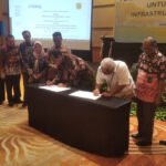 Langkah Strategis! Banyuasin Bangun Infrastruktur Pasca Panen, Harga Beras Dijamin Stabil Wakil Bupati Banyuasin Netta Indian menandatangani dokumen hibah pembangunan infrastruktur pasca panen bersama Perum Bulog di Ballroom Aryaduta Palembang, Kamis (09/04/2026).