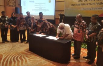 Wakil Bupati Banyuasin Netta Indian menandatangani dokumen hibah pembangunan infrastruktur pasca panen bersama Perum Bulog di Ballroom Aryaduta Palembang, Kamis (09/04/2026).