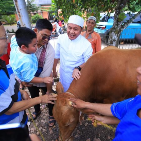 Gubernur Herman Deru Serahkan Hewan Kurban, Ziarah Keluarga hingga Kunjungi Al Quran Raksasa di Hari Raya Iduladha