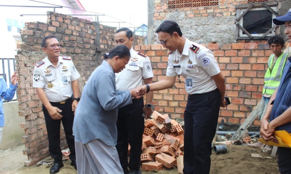 Kakanwil Ditjenpas Sumsel Bersama UPT Pemasyarakatan Kota Palembang Tinjau Progres Bedah Rumah