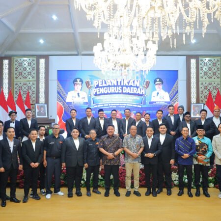 Ratu Dewa Hadiri Pelantikan Pengurus PaSKI Sumsel, Seniman Komedi Adalah Perekat Imunitas Sosial Ratu Dewa Hadiri Pelantikan Pengurus PaSKI Sumsel, Seniman Komedi Adalah Perekat Imunitas Sosial