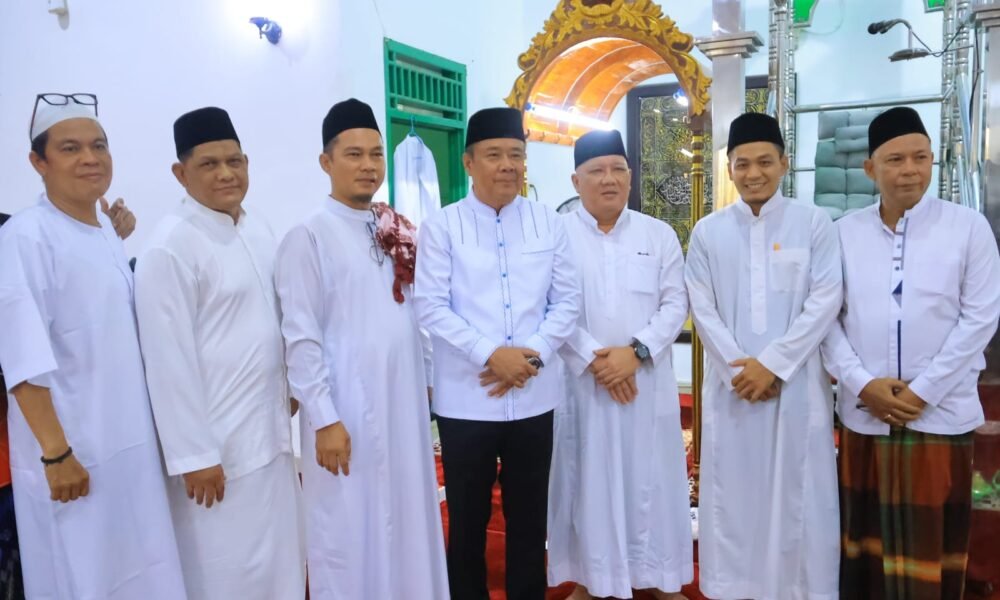 Wagub Sumsel Cik Ujang Safari Jumat di Masjid Al-Ikhlas, Salurkan Bantuan dan Siapkan Hewan Kurban