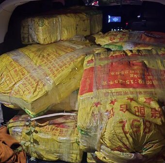 Bareskrim Gagalkan Penyelundupan 325 Kg Sabu Jaringan Thailand, Nilainya Tembus Rp585 Miliar Aparat gabungan dari Direktorat Tindak Pidana Narkoba Bareskrim Polri bersama Direktorat Jenderal Bea dan Cukai berhasil menggagalkan upaya penyelundupan narkotika jenis sabu seberat 325 kilogram yang diduga berasal dari jaringan internasional Thailand-Indonesia. (Foto: Dok. Bareskrim Polri)