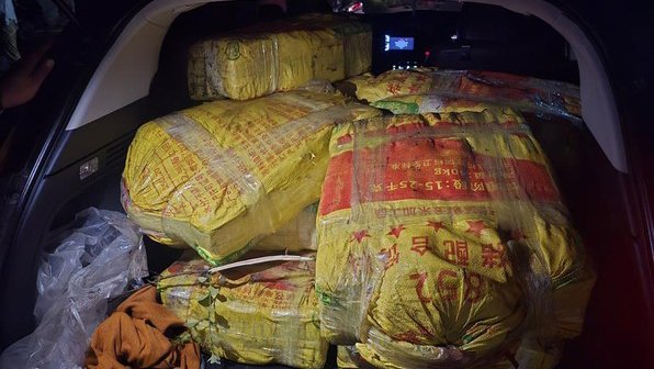 Aparat gabungan dari Direktorat Tindak Pidana Narkoba Bareskrim Polri bersama Direktorat Jenderal Bea dan Cukai berhasil menggagalkan upaya penyelundupan narkotika jenis sabu seberat 325 kilogram yang diduga berasal dari jaringan internasional Thailand-Indonesia. (Foto: Dok. Bareskrim Polri)