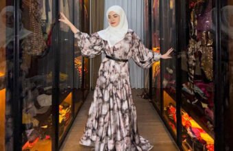 Bagian rumah yang paling banyak menuai pujian netizen adalah walk in closet milik Dinar Candy. Ruangan penyimpanan pakaian tersebut didesain sangat modern dengan lemari kaca transparan berbingkai hitam minimalis. (Foto: detikhot.com)