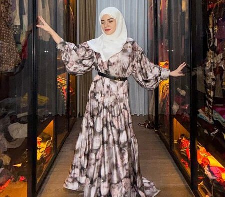 Bagian rumah yang paling banyak menuai pujian netizen adalah walk in closet milik Dinar Candy. Ruangan penyimpanan pakaian tersebut didesain sangat modern dengan lemari kaca transparan berbingkai hitam minimalis. (Foto: detikhot.com)