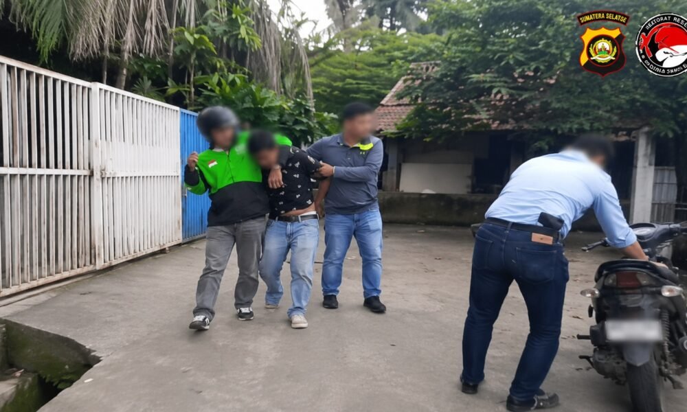 Seorang pria yang diduga sebagai pengedar sabu berhasil ditangkap setelah polisi menyamar sebagai pembeli dalam operasi undercover buy di kawasan Jalan AKPB H Umar tepatnya di Lorong Goa Jepang, Kelurahan Ario Kemuning, Kecamatan Kemuning, Palembang, Sabtu (27/6/2026) sekitar pukul 16.00 WIB. (Foto: Istimewa)