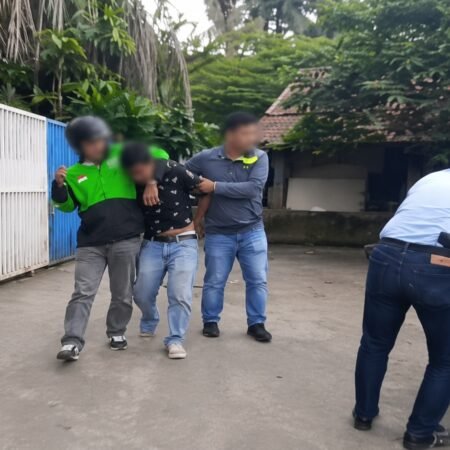 Polisi Menyamar Jadi Pembeli, Pengedar Sabu 50 Gram di Goa Jepang Palembang Langsung Diciduk Seorang pria yang diduga sebagai pengedar sabu berhasil ditangkap setelah polisi menyamar sebagai pembeli dalam operasi undercover buy di kawasan Jalan AKPB H Umar tepatnya di Lorong Goa Jepang, Kelurahan Ario Kemuning, Kecamatan Kemuning, Palembang, Sabtu (27/6/2026) sekitar pukul 16.00 WIB. (Foto: Istimewa)