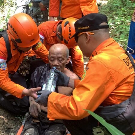 Lansia 80 Tahun yang Hilang di Musi Rawas Ditemukan Tim SAR Selamat Duduk di Bawah Pohon