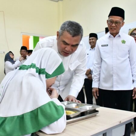 Suasana Hangat Saat Irjen Kemenag Tinjau Makan Bergizi Gratis di MIN 2 Palembang: Makanannya Enak, Gurunya Baik!