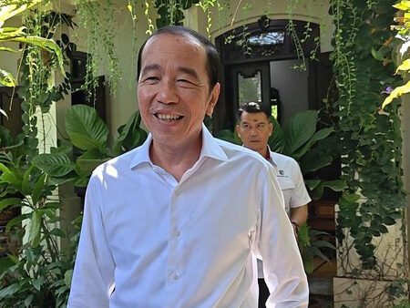 Jokowi Pastikan Hadir di Sidang Dugaan Ijazah Palsu, Siap Tunjukkan Ijazah Asli Jokowi siap hadir di sidang dugaan ijazah palsu dengan membawa ijazah asli.