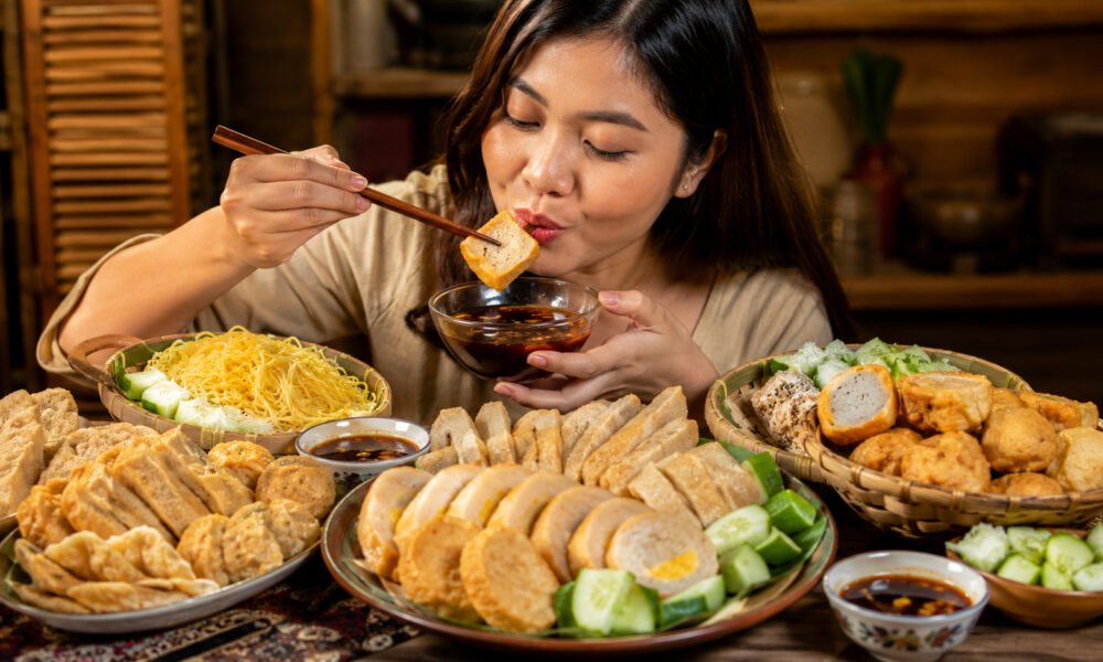 Aneka jenis Pempek Palembang seperti kapal selam, lenjer, adaan, kulit, keriting, dan pistel yang disajikan dengan kuah cuko khas, mentimun, serta mi kuning sebagai kuliner legendaris khas Sumatera Selatan. (Foto: ilustrasi)