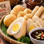 Mengenal Sejarah Pempek Palembang, Kuliner Legendaris yang Tetap Eksis hingga Kini Aneka Pempek Palembang lengkap dengan kuah cuko khas, kuliner legendaris Sumatera Selatan yang memiliki sejarah panjang dan tetap menjadi makanan favorit masyarakat Indonesia hingga kini. (Foto: Aditya/Sriwijayaterkini.co)