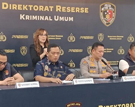 Polda Metro Jaya resmi menangkap Roy Suryo dan dr Tifauzia Tyassuma (dr Tifa) terkait kasus dugaan penyebaran tuduhan ijazah palsu Presiden ke-7 RI, Joko Widodo (Jokowi). Penangkapan dilakukan setelah berkas perkara keduanya dinyatakan lengkap atau P-21 oleh pihak kejaksaan. (Foto: detiknews.com)