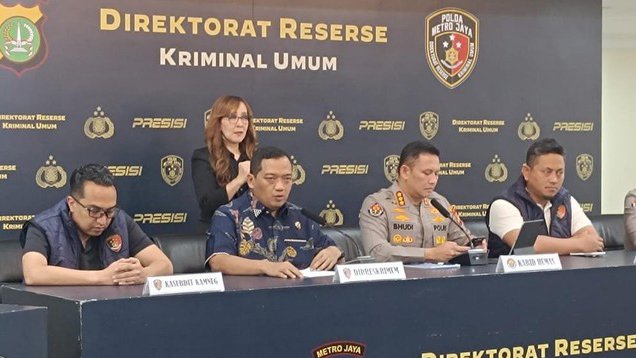 Polda Metro Jaya resmi menangkap Roy Suryo dan dr Tifauzia Tyassuma (dr Tifa) terkait kasus dugaan penyebaran tuduhan ijazah palsu Presiden ke-7 RI, Joko Widodo (Jokowi). Penangkapan dilakukan setelah berkas perkara keduanya dinyatakan lengkap atau P-21 oleh pihak kejaksaan. (Foto: detiknews.com)