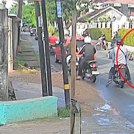 Seorang pengemudi ojek online (driver Maxim) menjadi korban dugaan pengeroyokan sekaligus perampasan telepon genggam setelah terlibat kecelakaan lalu lintas dengan dua pria tak dikenal. Peristiwa tersebut terjadi pada Jumat (27/6/2026) sekitar pukul 15.00 WIB. (Foto: screenshot layar/istimewa)