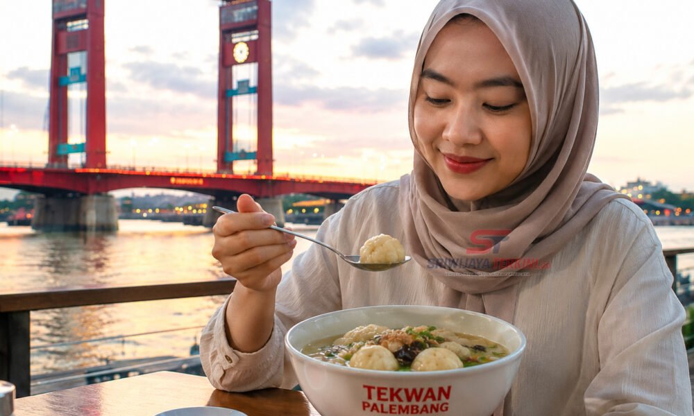 Model dan Tekwan Palembang dengan kuah kaldu udang gurih, bihun, jamur kuping, dan bawang goreng, kuliner khas Palembang yang digemari wisatawan. (Foto: Aditya/Sriwijayaterkini.co)