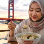 Selain Pempek, Ini Kelezatan Model dan Tekwan yang Bikin Wisatawan Ketagihan Model dan Tekwan Palembang dengan kuah kaldu udang gurih, bihun, jamur kuping, dan bawang goreng, kuliner khas Palembang yang digemari wisatawan. (Foto: Aditya/Sriwijayaterkini.co)