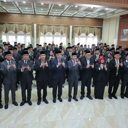 H Ratu Dewa Lantik 127 Pejabat Pemkot Palembang, 6 Kepala Dinas Bergeser Posisi Penataan birokrasi besar-besaran kembali dilakukan Walikota Palembang, H. Ratu Dewa. Bertempat di Rumah Dinas Walikota Palembang pada Jumat (26/6/2026). (Foto: Yulie/Istimewa)