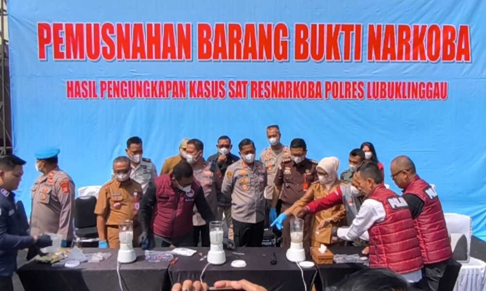 Kepolisian Daerah Sumatera Selatan melalui Polres Lubuk Linggau menggelar konferensi pers sekaligus pemusnahan barang bukti narkotika jenis sabu di halaman belakang Mapolres Lubuk Linggau, Selasa (23/6/2026). (Foto: Edho/Sriwijayaterkini.co)