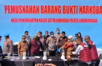 Kepolisian Daerah Sumatera Selatan melalui Polres Lubuk Linggau menggelar konferensi pers sekaligus pemusnahan barang bukti narkotika jenis sabu di halaman belakang Mapolres Lubuk Linggau, Selasa (23/6/2026). (Foto: Edho/Sriwijayaterkini.co)