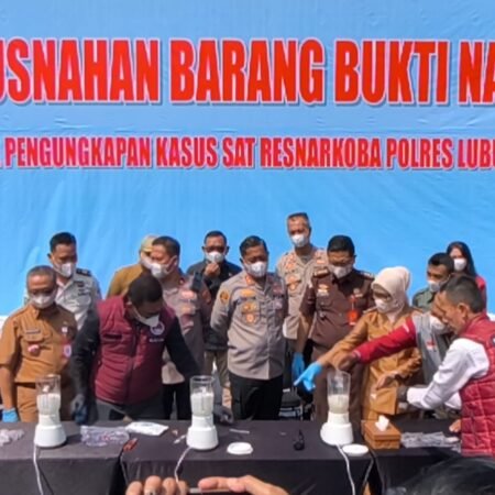 Polda Sumsel Musnahkan 1,39 Kilogram Sabu di Polres Lubuk Linggau, Wujud Transparansi Penegakan Hukum Kepolisian Daerah Sumatera Selatan melalui Polres Lubuk Linggau menggelar konferensi pers sekaligus pemusnahan barang bukti narkotika jenis sabu di halaman belakang Mapolres Lubuk Linggau, Selasa (23/6/2026). (Foto: Edho/Sriwijayaterkini.co)