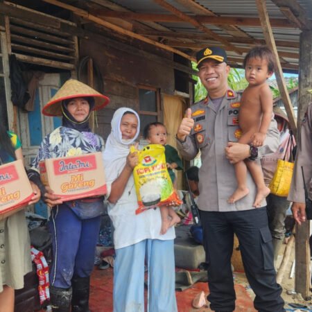 Dalam kegiatan tersebut, sebanyak 50 paket sembako disalurkan kepada masyarakat yang sehari-hari bekerja sebagai pemulung di kawasan TPA Sukawinatan. (Foto: Edho/Sriwijayaterkini.co)