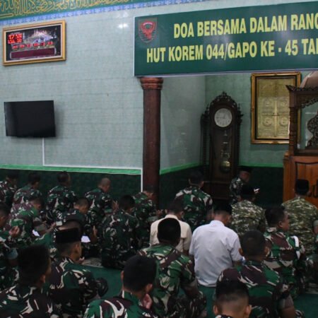 Peringati HUT ke-45, Korem 044/Gapo Panjatkan Doa untuk Pengabdian dan Indonesia Maju Peringati HUT ke-45, Korem 044/Gapo Panjatkan Doa untuk Pengabdian dan Indonesia Maju. (Foto: Yulie)