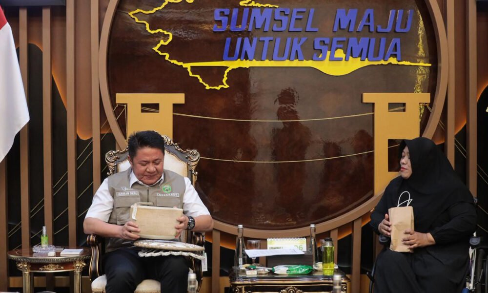 Gubernur Sumatera Selatan (Sumsel) Dr. H. Herman Deru meninjau kegiatan eksplorasi Program Sultan Muda Sumsel di Dermaga Kelapa Musi II, Palembang, Selasa (30/6/2026). (Foto: Yulie)