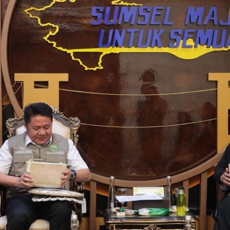 Gubernur Sumatera Selatan (Sumsel) Dr. H. Herman Deru meninjau kegiatan eksplorasi Program Sultan Muda Sumsel di Dermaga Kelapa Musi II, Palembang, Selasa (30/6/2026). (Foto: Yulie)