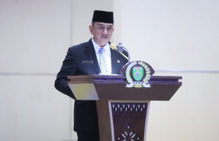Gubernur Sumatera Selatan (Sumsel) Dr. H. Herman Deru diwakili Sekretaris Daerah (Sekda) Provinsi Sumsel Dr. Drs. H. Edward Candra, M.H. menyampaikan tanggapan dan jawaban Gubernur. (Foto: Yulie)